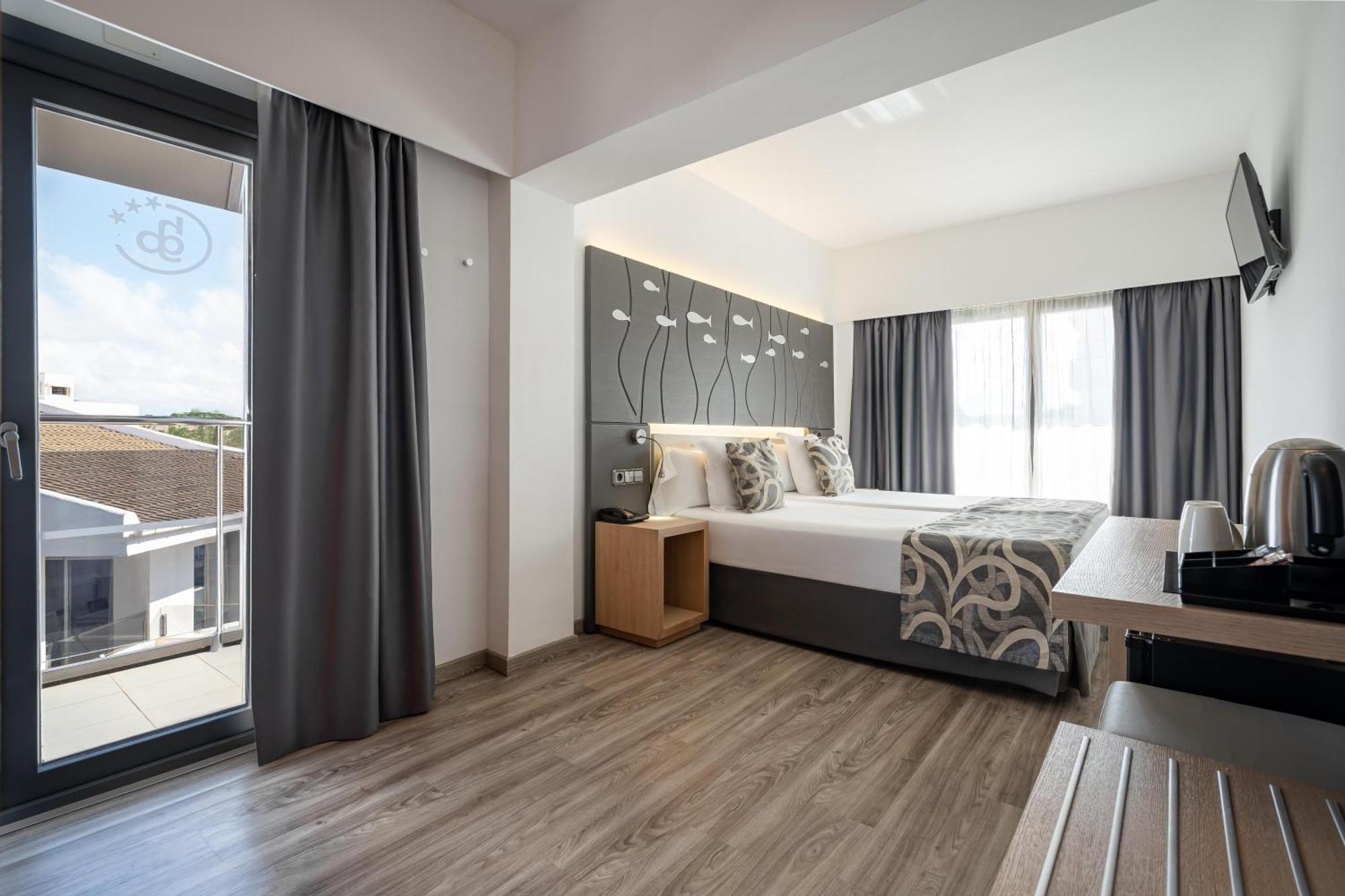 Double or Twin Room Side Sea View